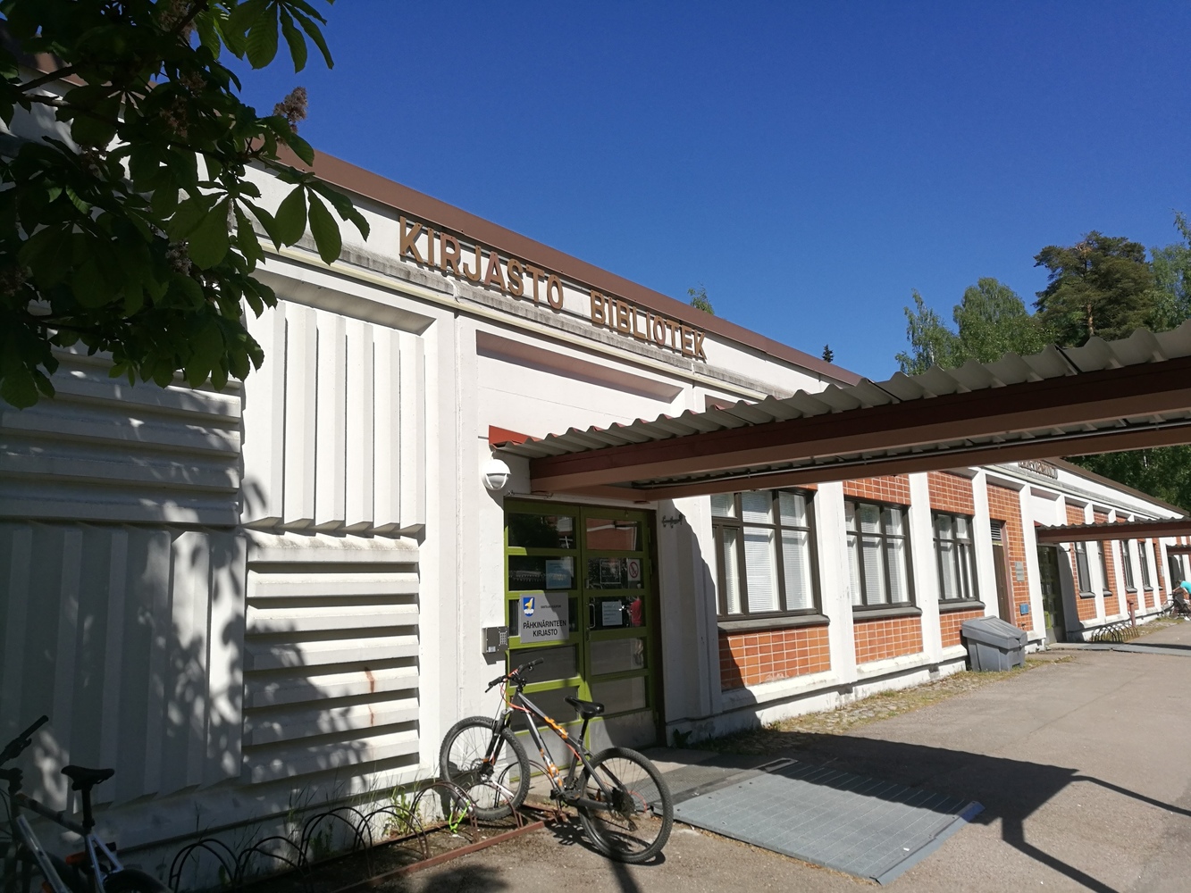 Pähkinärinne Library