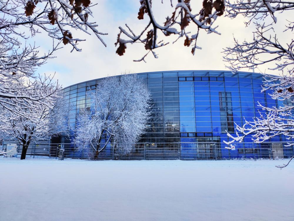 Viikin Infokeskus Korona talvimaisemassa